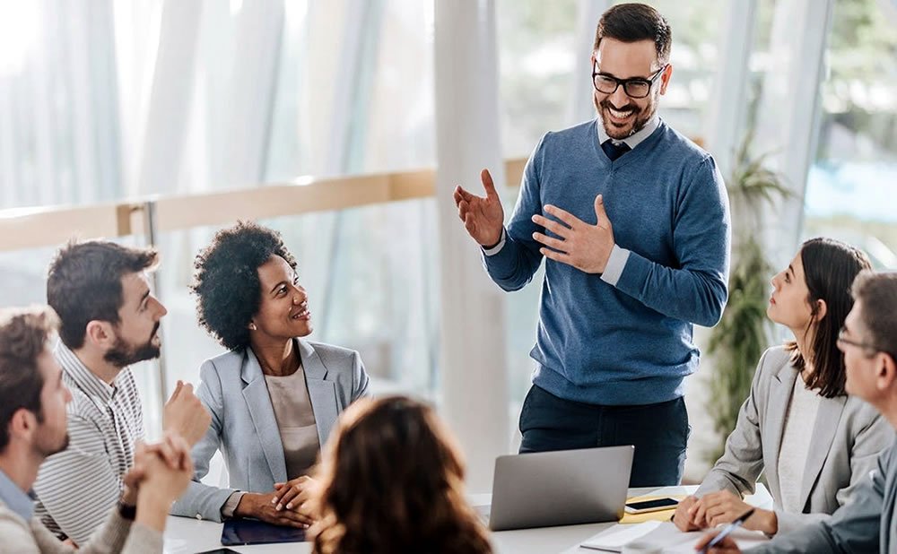 Los jefes mandan los lideres influencian consejos para liderar siendo un jefe