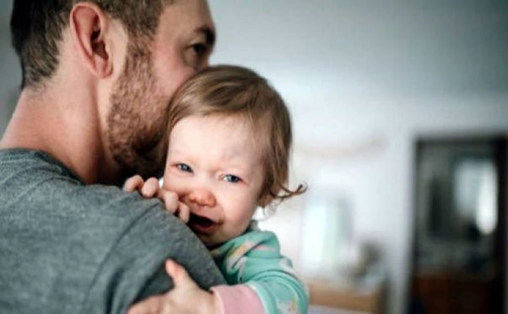 Como deben reaccionar los bebes y los niños cuando conocen gente nueva si su hijo siente ansiedad por los extraños estas estrategias podrian ayudar