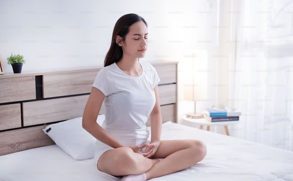 Cómo la meditación antes de dormir puede ayudar a desconectar el cerebro por la noche