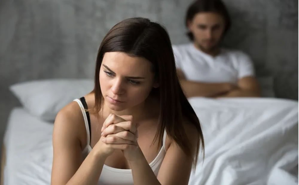 Sentirse emocionalmente desconectado de su pareja que es la ansiedad por el desempeño sexual