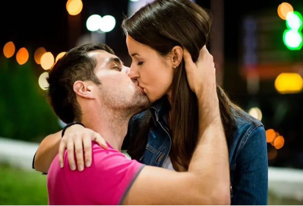 Para aumentar la conexion emocional por que los humanos se besan