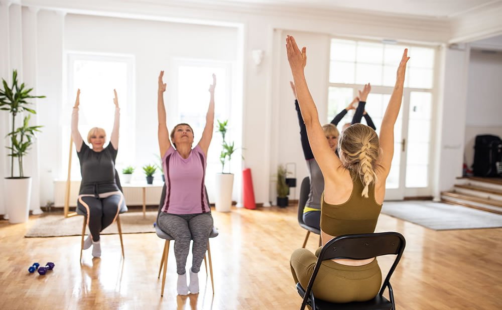 Movimientos sugeridos yoga en silla un ejercicio accesible y eficaz